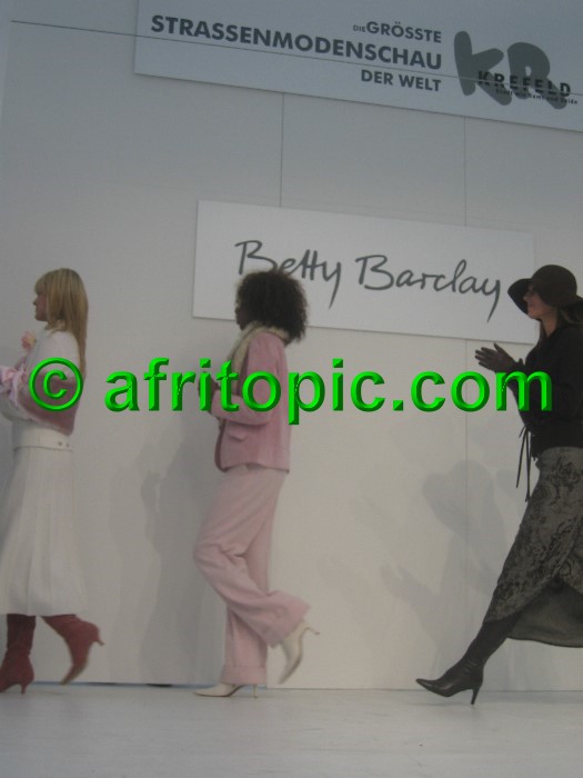 ../Images/Krefeld-Strssenmodenschau-2005 098.jpg